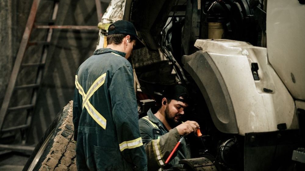 Mach 6 technician with a wheel removed during a heavy-duty truck inspection
